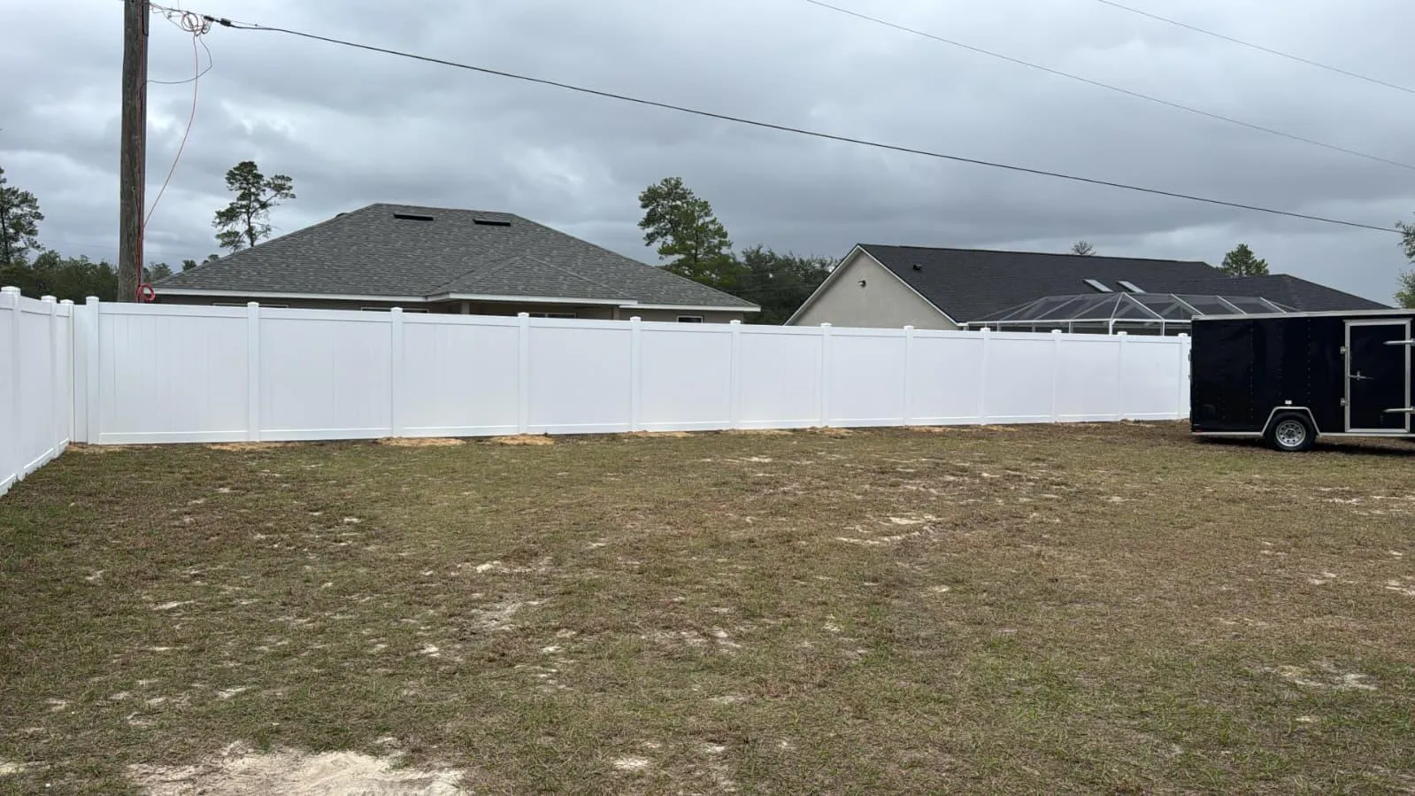 White vinyl privacy fence with double gate by Fence Experts of Ocala — Marion County FL